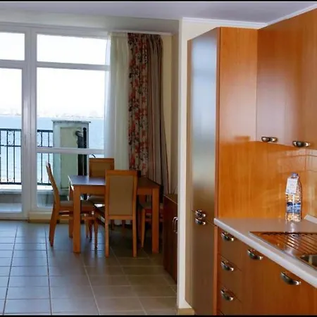 Sunset Resort מלון דירות